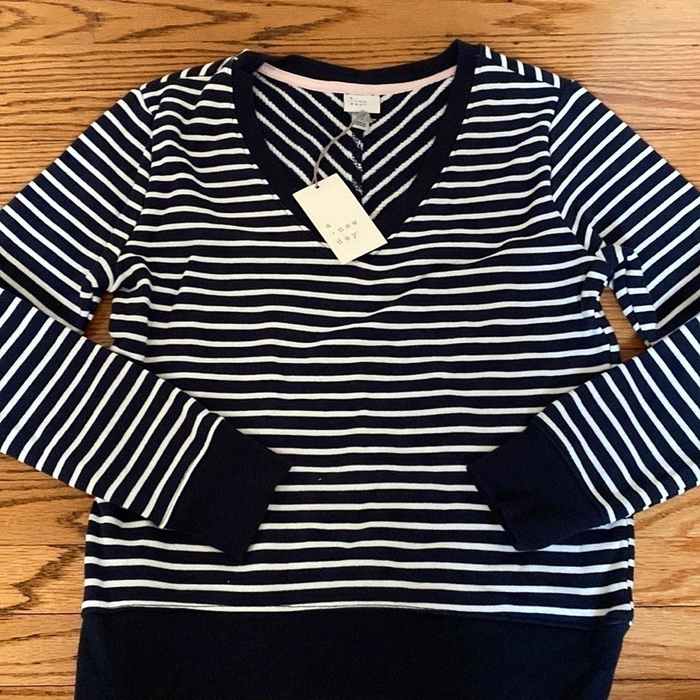 A new day navy and white striped vneck shirt sz xs nwt